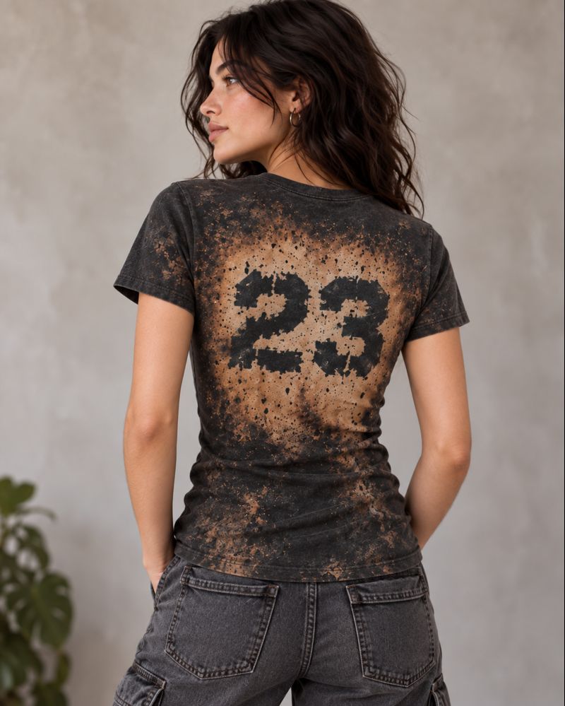 Retro della T-shirt donna 23, con il numero 23 sulla lavorazione artigianale a contrasto
